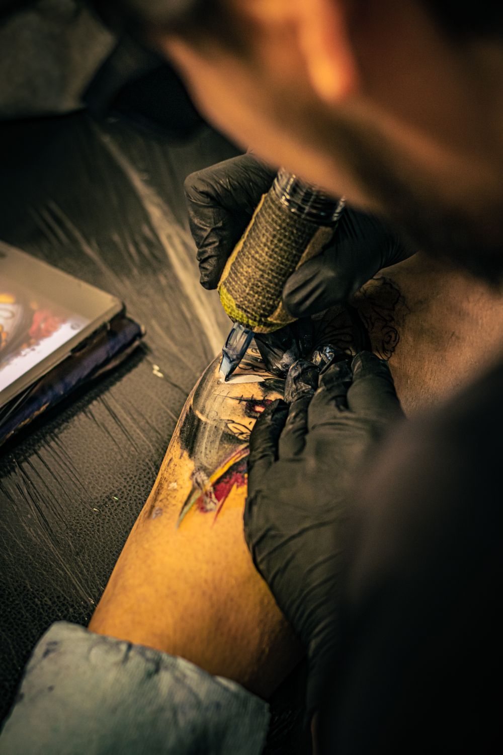 Detalle de tatuaje en técnica stippling