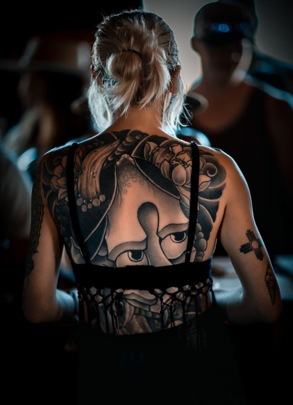 Tatuaje de líneas geométricas