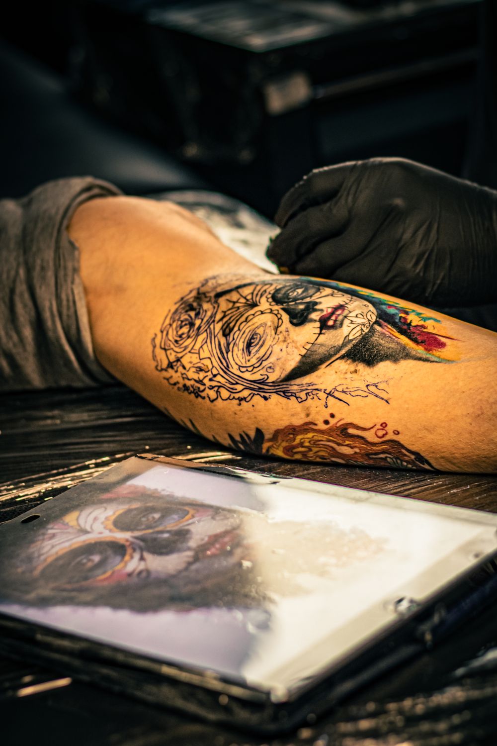 Artista trabajando en un diseño